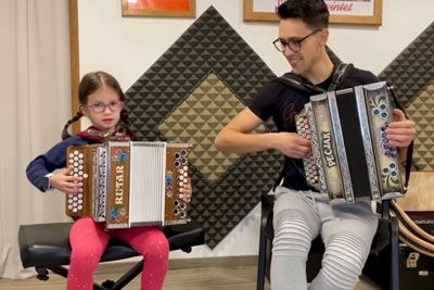 7-letna deklica Vita zaigrala z učiteljem: nastop navdušuje Slovenijo