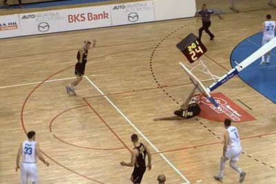 Bizaren posnetek na Hrvaškem: Košarkar silovito zabil, koš se je porušil nanj