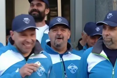 Posnetek nasmejal Slovenijo: policist med protestom oponašal goloba