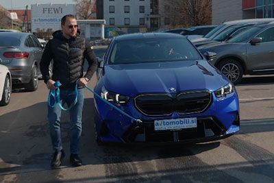 Na povodcu sprehajal BMW M5: slovenski video ima že 12 milijonov ogledov