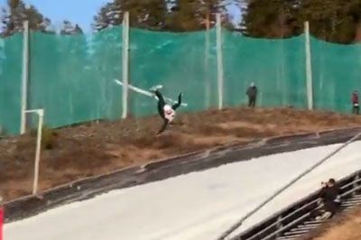 Posnetek padca pretresel Vikersund: med poletom strmoglavil na tla