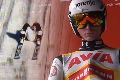 Polet 245 metrov: Domen Prevc pristal na hrbtu, posnetek odmeva