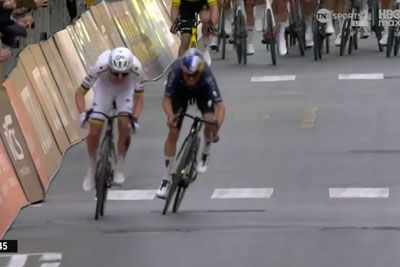 Tadej Pogačar padel 32 km pred ciljem, nato zmagal v Sanremu