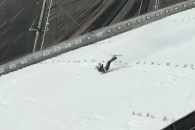 Šok v Planici, grd padec 21-letnega Slovenca: treščil ob tla, izgubil zavest