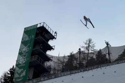 Rekordni polet Nike Prevc ob letalnici: kot strela švignila mimo snemalca