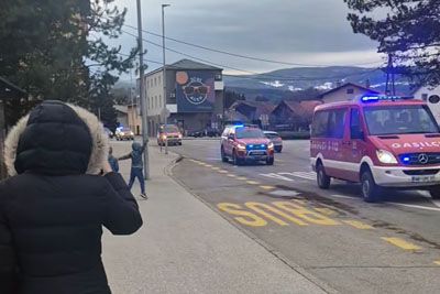 Zaradi vetra in snega obtičalo 59 otrok: gasilci na pomoč na Štajerskem