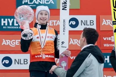 Ganljiv trenutek v Planici: Niki Prevc kristalni globus izročil brat Peter