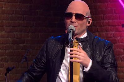 Tilen Artač nasmejal Slovenijo: kot Janša zapel o volitvah