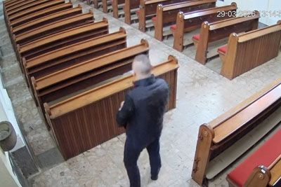 Kamera posnela šok na Dolenjskem: kradla v cerkvi, napadla župnika