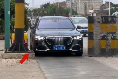 Posnetek s Kitajske: devet od desetih voznikov poškoduje avto