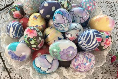 Slovenka pokazala trik: barvanje pirhov s svilo, rezultat jemlje sapo