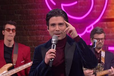 Tilen Artač zapel o poslancih brez mandata: gledalci v smeh ob parodiji