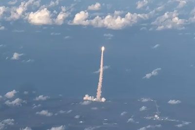 Posnetek iz letala navdušil milijone: raketa z astronavti proti Luni