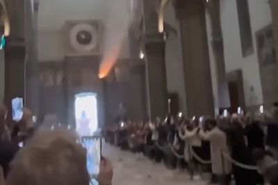 Velikonočni spektakel v Firencah: golobica poleti iz cerkve in sproži ognjemet