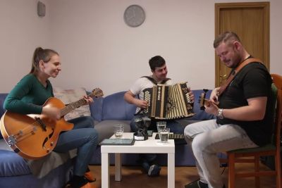 Zapeli eno najlepših pesmi Štirih kovačev: nastop ganil Slovence