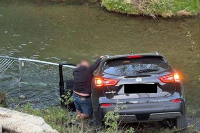 Nesreča pri Krškem: močno pijan voznik prebil ograjo in končal v potoku