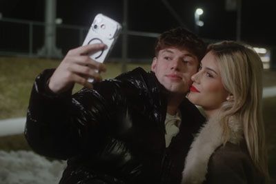 To je dekle Juša iz Kmetije: lepotica, ki mu je ukradla srce