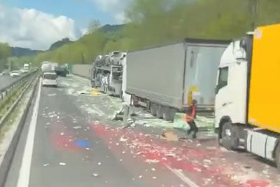 Huda nesreča na Štajerki: trčili štirje tovornjaki, kaos po avtocesti