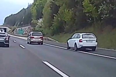 Posnetek na ljubljanski obvoznici: Za las zgrešil vozilo, drvel po odstavnem pasu