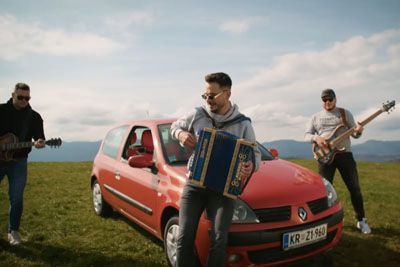 Ansambel Bratje: Pesem Tamala o vročem dogajanju v Cliu osvaja Slovenijo