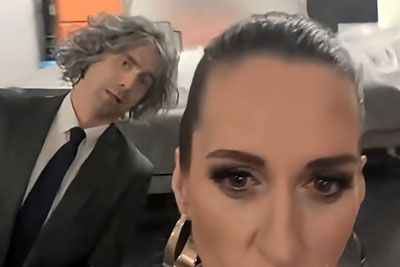 Golob po hodniku lovil užaljeno Tino Gaber: Parodija, ki se ji smeji Slovenija