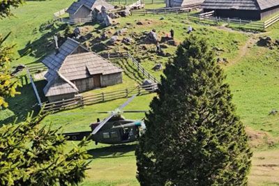 Helikopter na Veliki planini: Izkušeni pilot pristal med pastirskimi bajtami