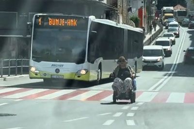 Babica iz Splita, ki je na vozičku obnorela Hrvaško: 500.000 ogledov v dveh dneh