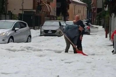 Italija pod ledom: Ceste plužili sredi maja, toča presegla 5 centimetrov