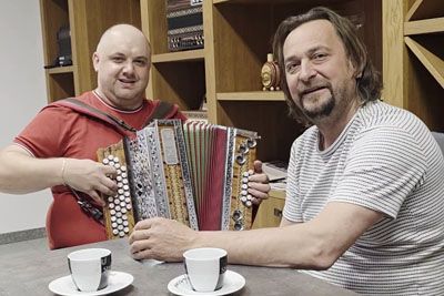 Silvo Pliberšek in Rok Švab ganila Slovenijo: Zapela pesem, ki jo pozna vsak