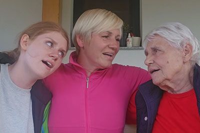 Hčerka, mama in babica ganile Slovenijo: Tako so zapele slovensko pesem