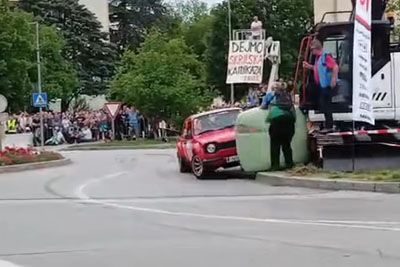 Drama na reliju v Ajdovščini: Avstrijec zbil fotografa, poletel po zraku