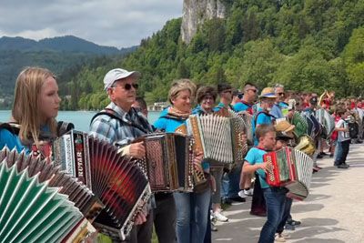Na Bledu zazvenelo 453 harmonik: Posnetek, ki ima že 300 tisoč ogledov