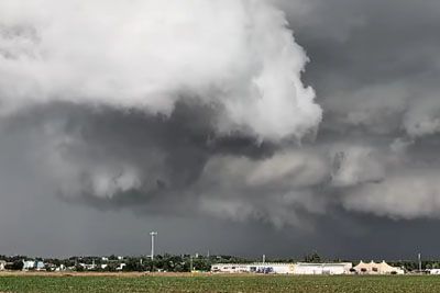 Italijo prizadel tornado: Vrtinec pustošil 15 kilometrov, dramatični posnetki iz Verone