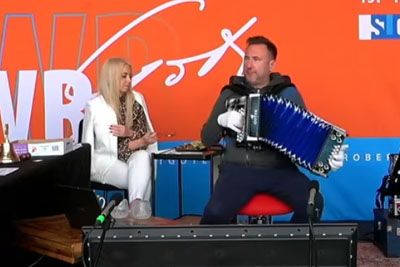 V ŽIVO: Robert Gotar podira svetovni rekord: Harmoniko mora igrati do sobote