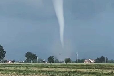 Dva tornada le 50 km od Benetk: Pretresljivi posnetki, hišo olupilo v 20 sekundah