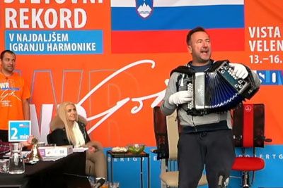 V ŽIVO: Pravkar padel slovenski rekord! Robert Goter s harmoniko piše zgodovino