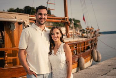 Zaroka pred kamero? Kaja in Karlo iz Sanjski moški v novi pesmi Martine Švab