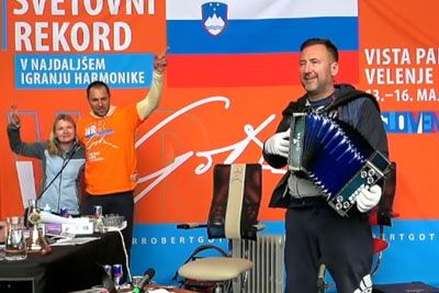 V ŽIVO: Robert Goter podrl svetovni rekord: Harmoniko igral več kot 3 dni
