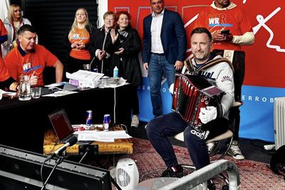 Pevka ganila Roberta Goterja: Zapela iz občinstva, tik preden je podrl rekord