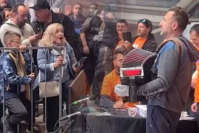 Skrivnostni glas dobil obraz: Danijela zapela med rekordom Roberta Goterja