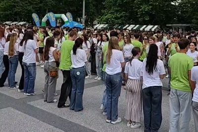 Kongresni trg zavit v tišino: Maturanti z minuto molka za pokojno 17-letno Leno