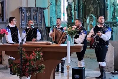 V cerkvi zapeli vižo Lojzeta Slaka: Župnik dovolil, da zaigra tudi harmonika
