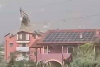 Kot bi udaril tornado: Posnetek iz Italije, med nevihto izruvalo streho