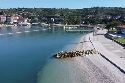 Plaža v Portorožu dobila novo podobo: Nasuli beli soški prod, razkril čistost morja
