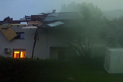 Posnetek domačina iz Komende: Pretresljiv trenutek, ko mu je odneslo streho