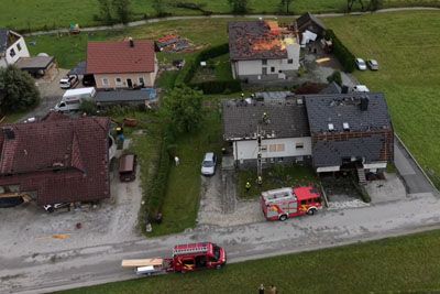 Posnetek iz zraka, ki razkriva škodo v Komendi: Hiše brez strehe in sten