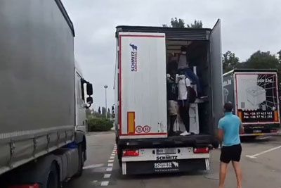 Voznik tovornjaka iz Slovenije doživel šok: Odprl prikolico, pred njim bežali