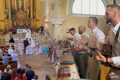 Kvatropirci zapeli za nevesto in ženina: Nastop na poroki, ki osvaja Slovenijo