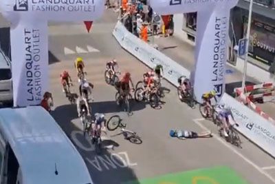 Urška Žigart v bolnišnici: Posnetek grdega padca zaročenke Pogačarja