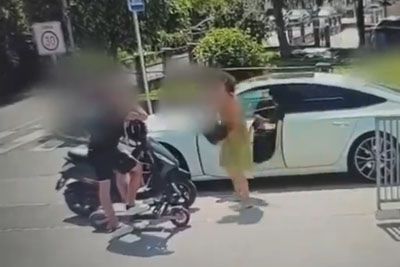 Posnetek, ki pretresa Domžale: Mati naj bi ga polila z bencinom, sin prižgal vžigalico